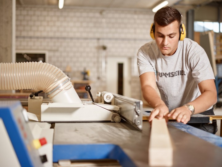 Holz und Fassendenbau CF016153