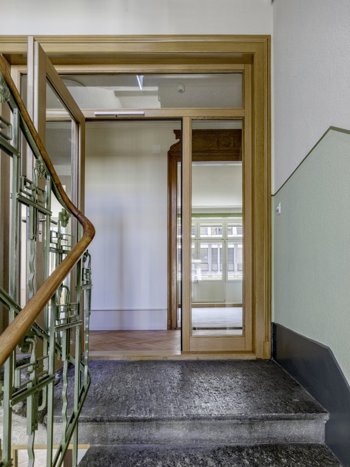 Uebergang Treppenhaus Koridor min