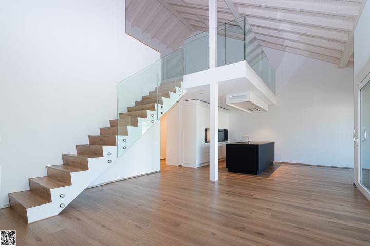 NB2101 WENGI WHG 05 EG Galerie Kueche Treppe 03470